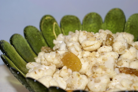 Салат из цветной капусты с изюмом, орехами и чесноком: шаг 5