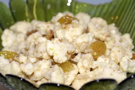 Салат из цветной капусты с изюмом, орехами и чесноком: шаг 6