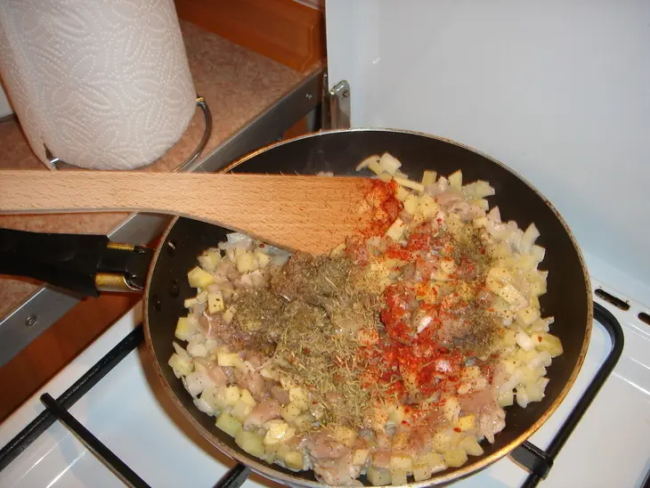 Закусочный кекс с картофелем и мясом.: шаг 2