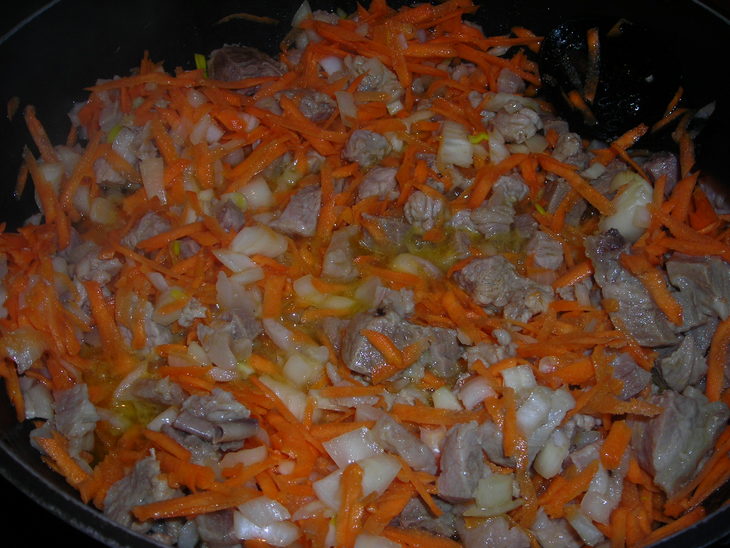 Тушёная капуста со свининкой и картошкой: шаг 4