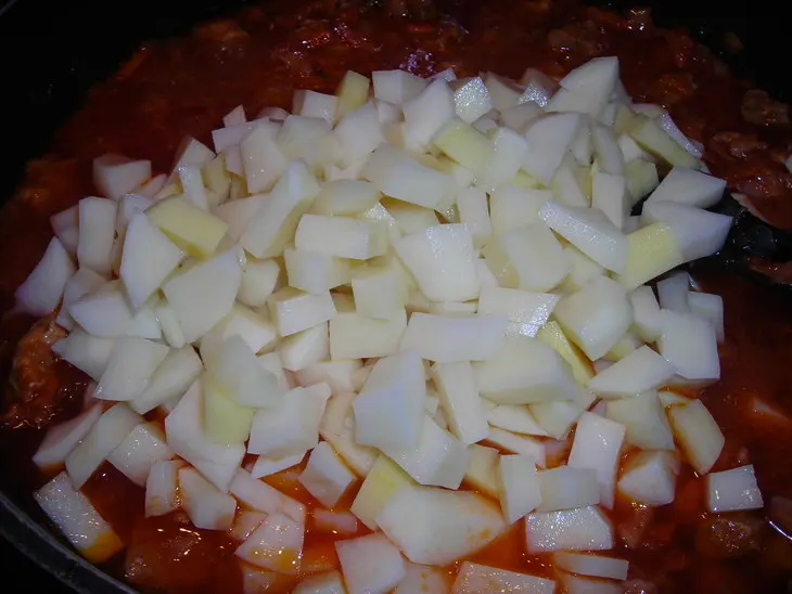 Тушёная капуста со свининкой и картошкой: шаг 6