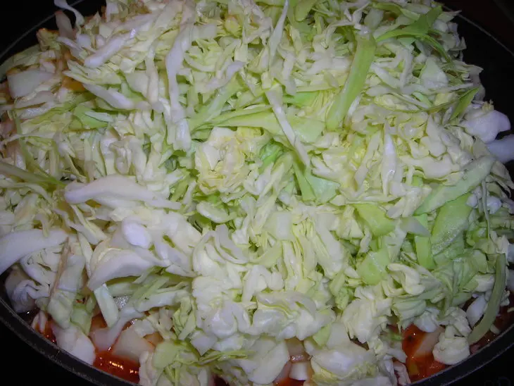 Тушёная капуста со свининкой и картошкой: шаг 7