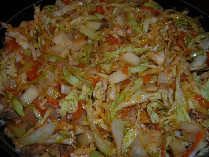 Тушёная капуста со свининкой и картошкой: шаг 8