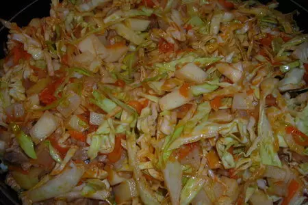 Тушёная капуста со свининкой и картошкой: шаг 8