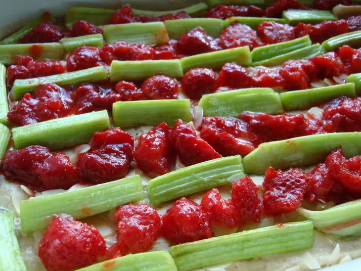 Пирог с ревенем и клубникой.: шаг 4