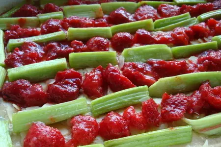 Пирог с ревенем и клубникой.: шаг 4