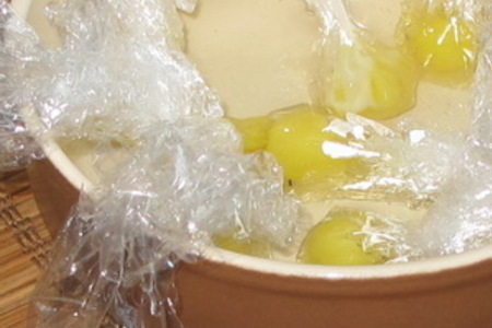 Зеленый салат с перепелиными яйцами-пашот и беконом: шаг 1