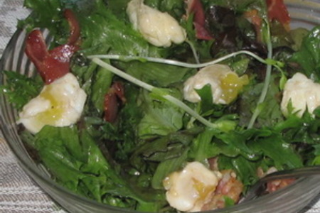 Зеленый салат с перепелиными яйцами-пашот и беконом: шаг 5