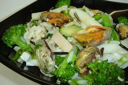 Салат с мидиями,кальмарами и рисом: шаг 4