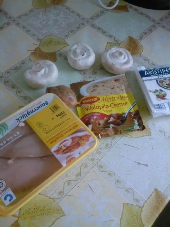Куринная грудка с грибным пюре,брынзой с грибным соусом.: шаг 1
