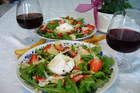 Яйца пашот в гнезде из руколы с клубникой: шаг 6
