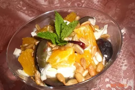 Салат-коктейль из цикория и черного винограда: шаг 2