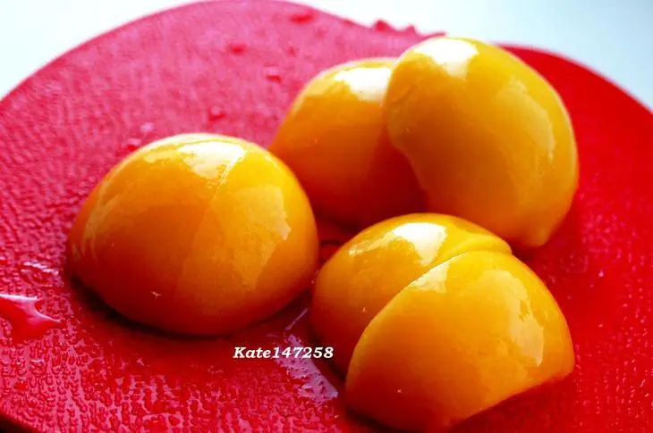 Шарлотка с персиками и киви: шаг 1