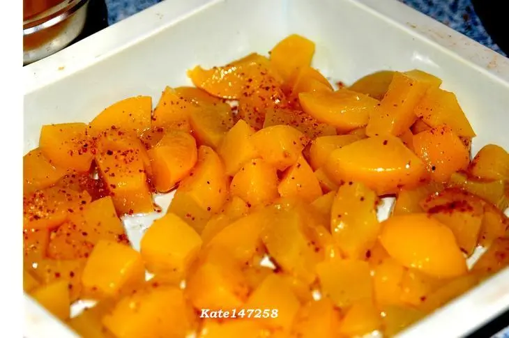 Шарлотка с персиками и киви: шаг 3