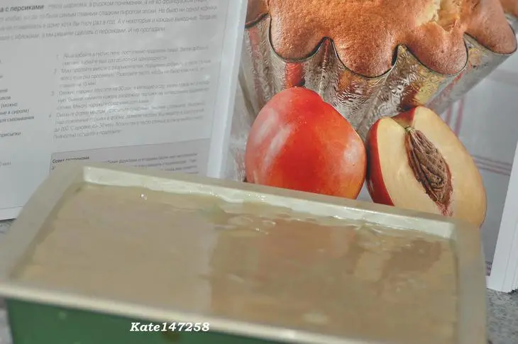 Шарлотка с персиками и киви: шаг 4