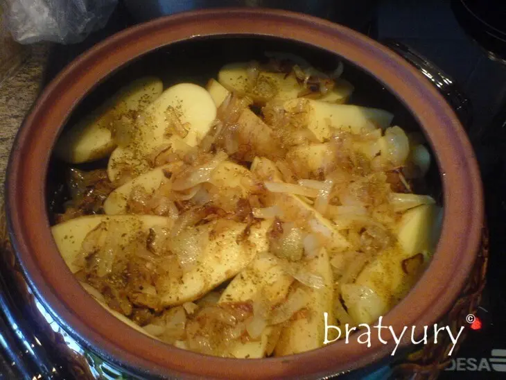 Картофель с мясом в горшке: шаг 6