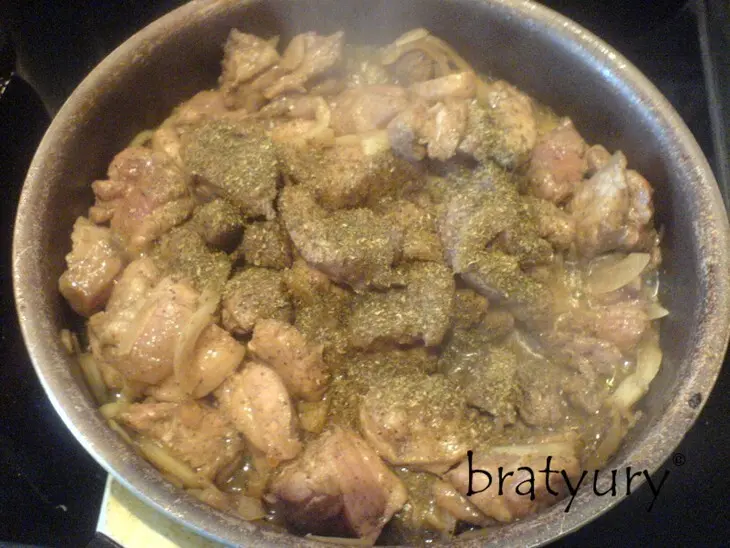 Картофель с мясом в горшке: шаг 7