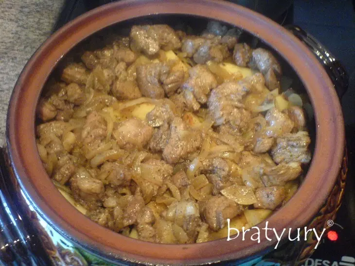 Картофель с мясом в горшке: шаг 8