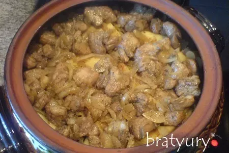 Картофель с мясом в горшке: шаг 8