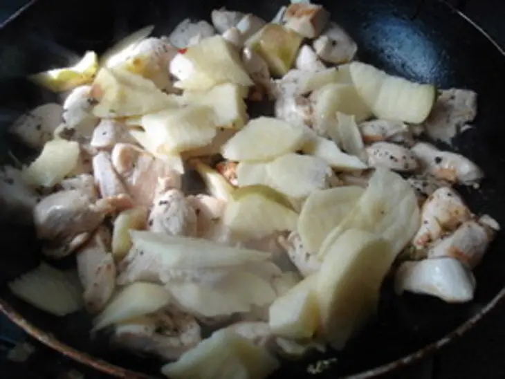 Пирог  с курицей и смородиной.: шаг 2