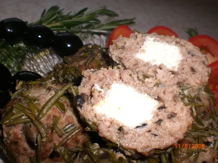 Мясные тефтели с маслинами,фетой и рoзмарином: шаг 2