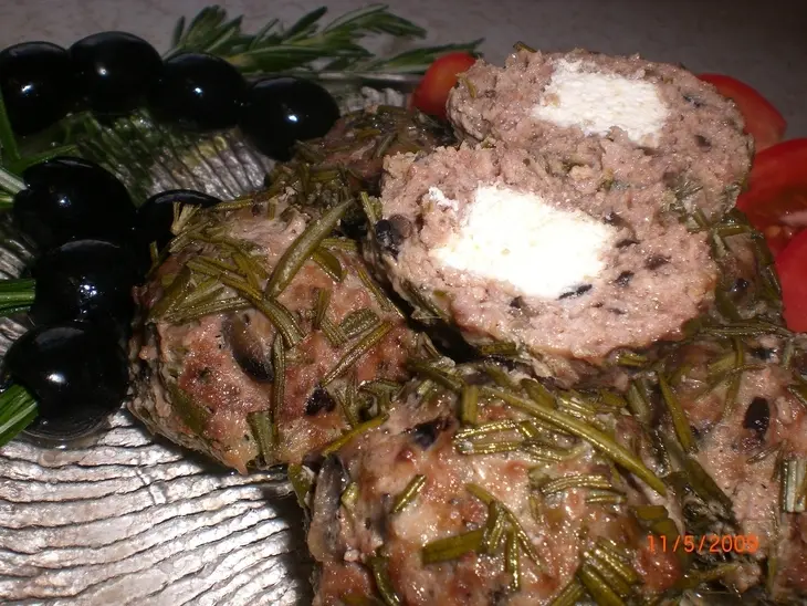 Мясные тефтели с маслинами,фетой и рoзмарином: шаг 3