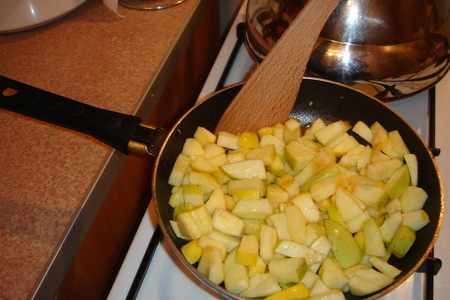 Салат из свеклы с черносливом и яблоками: шаг 2