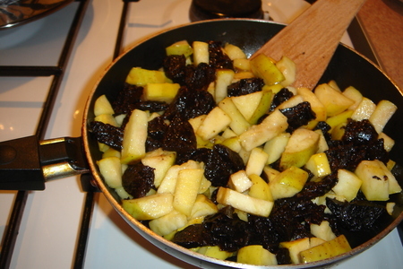 Салат из свеклы с черносливом и яблоками: шаг 3