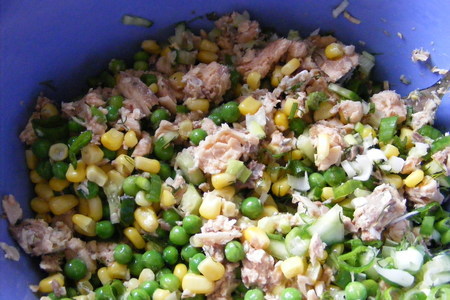 Салат рисовый с консервированным лососем: шаг 2