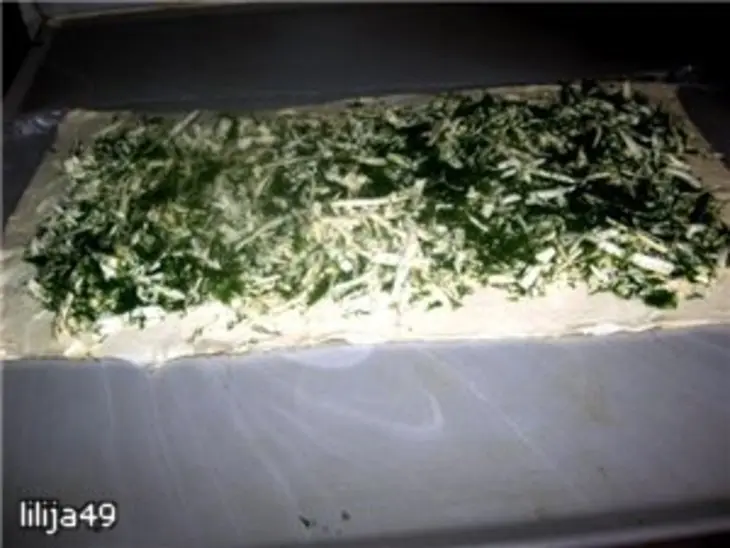 Рулетики с сыром и зеленью: шаг 3