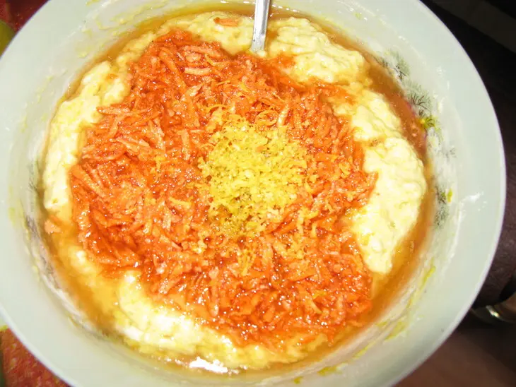 Сладкий морковно-лимоный пирог  с зефиром и шоколадом: шаг 1