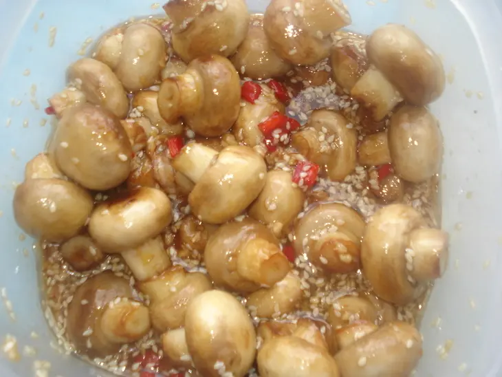 Грибы маринованные с кунжутом: шаг 4