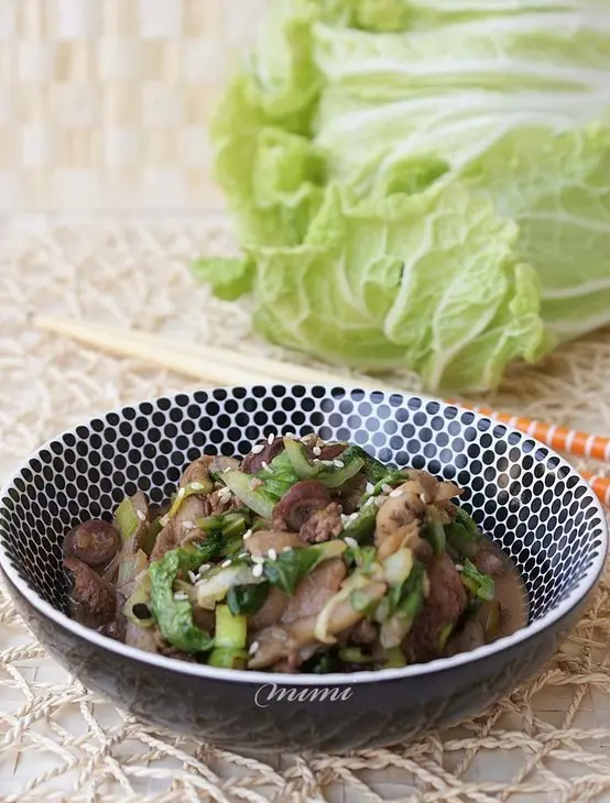 Куриные сердечки и печенка с китайской капустой: шаг 4