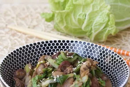 Куриные сердечки и печенка с китайской капустой: шаг 4