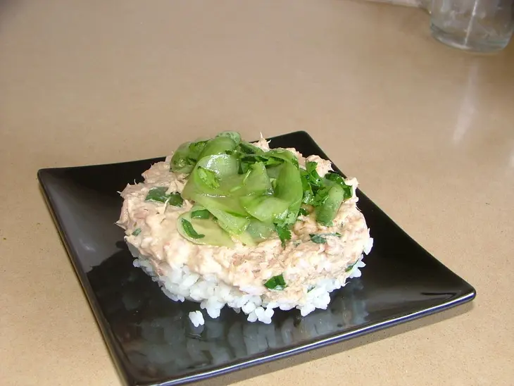 Закусочные пирожные-суши с салатом: шаг 3