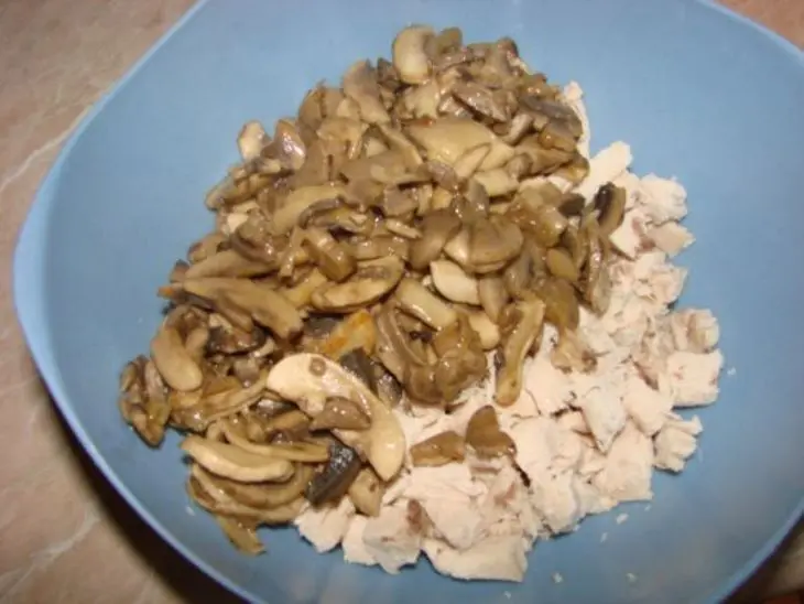 Слойки с курицей и грибами: шаг 2