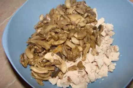 Слойки с курицей и грибами: шаг 2