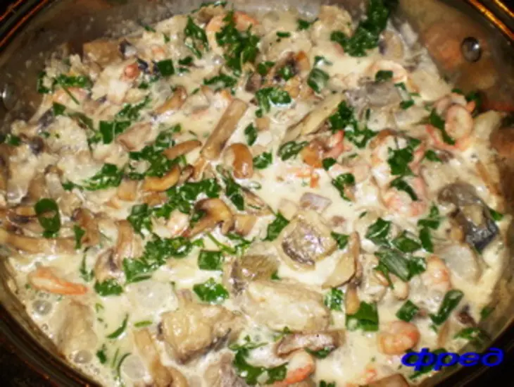Морской окунь с грибами и креветками: шаг 7
