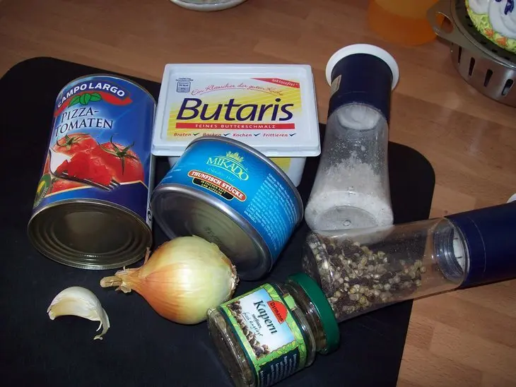 Томатен спагетти под нежным соусом с тунцом и каперсами.: шаг 1