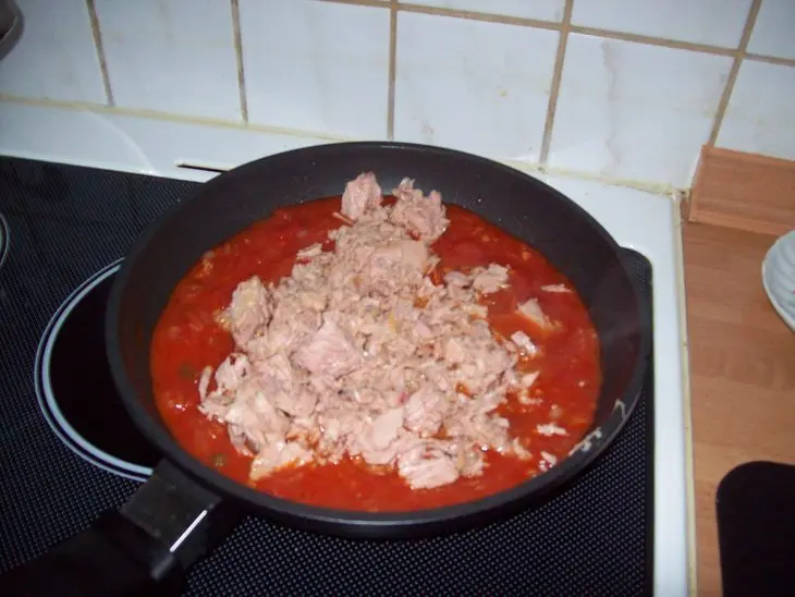 Томатен спагетти под нежным соусом с тунцом и каперсами.: шаг 6