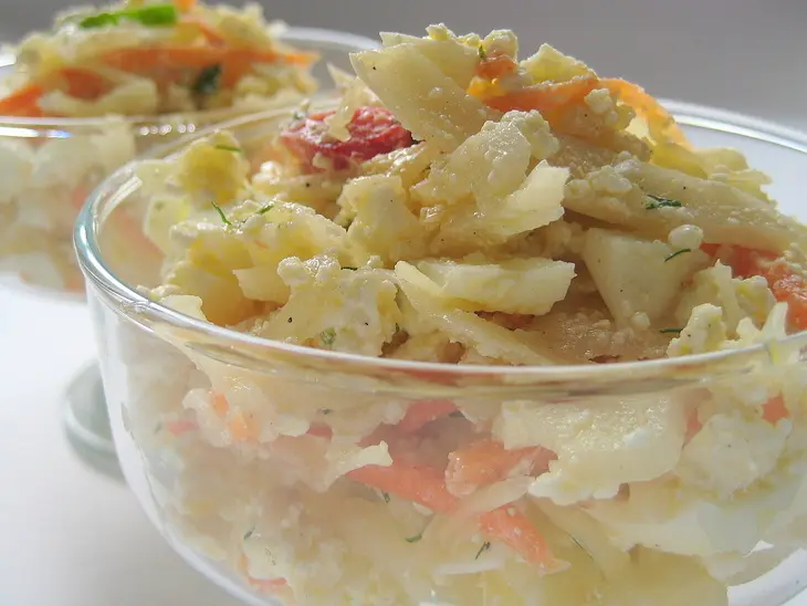 Капустный-вкустный салат с творогом и яйцом: шаг 1