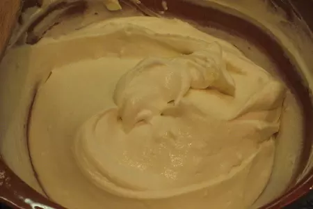 Маскарпоне - меренговый рулет: шаг 6