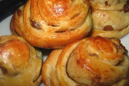 Плюшки с изюмом и корицей+ булочки с повидлом.: шаг 1