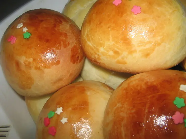 Плюшки с изюмом и корицей+ булочки с повидлом.: шаг 2