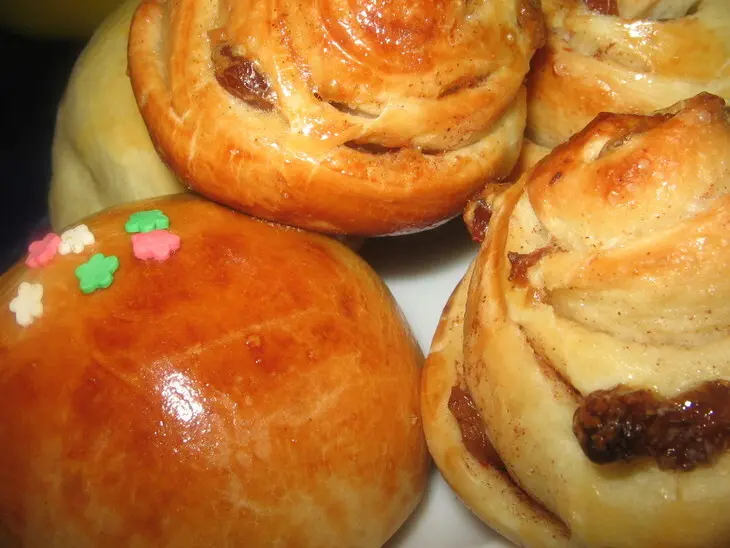 Плюшки с изюмом и корицей+ булочки с повидлом.: шаг 3