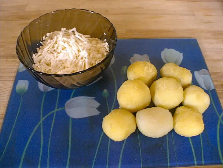 Пирожки картофельные с брынзой: шаг 1
