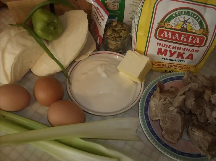 Мини-кулебяки с индейкой и тушенной капустой: шаг 1