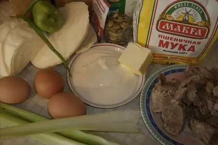 Мини-кулебяки с индейкой и тушенной капустой: шаг 1