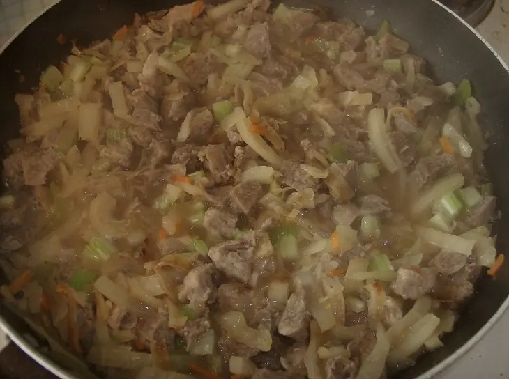 Мини-кулебяки с индейкой и тушенной капустой: шаг 3