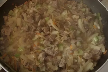 Мини-кулебяки с индейкой и тушенной капустой: шаг 3